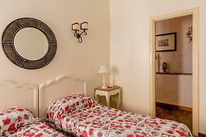 Historical Center Up to six People