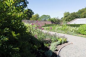 Garden View Cottage in a Grade Ii'listed Property