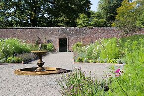 Garden View Cottage in a Grade Ii'listed Property