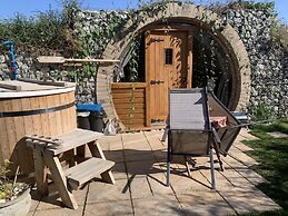 Romantic Escape Luxury Hobbit House With Hot Tub!