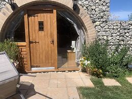 Cosy Escape Heated Luxury pod and hot tub