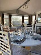Immaculate 2-bed Static Caravan Near the Lake