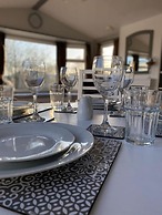 Immaculate 2-bed Static Caravan Near the Lake