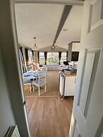 Immaculate 2-bed Static Caravan Near the Lake