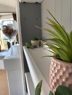 Immaculate 2-bed Static Caravan Near the Lake