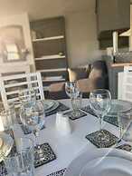 Immaculate 2-bed Static Caravan Near the Lake