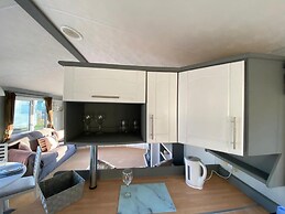 Immaculate 2-bed Static Caravan Near the Lake