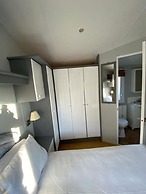 Immaculate 2-bed Static Caravan Near the Lake