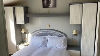 Immaculate 2-bed Static Caravan Near the Lake