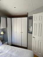 Immaculate 2-bed Static Caravan Near the Lake