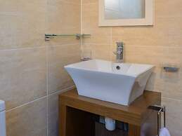 Corrin - Chic 1 Bedroom Apartment