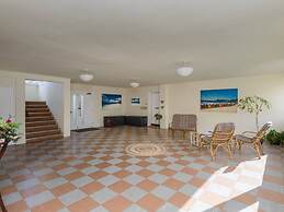 Corrin - Chic 1 Bedroom Apartment