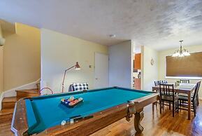 Modern Townhouse w/pool table by CozySuites