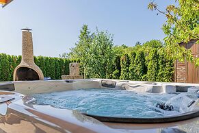 Ladybug House With Whirlpool