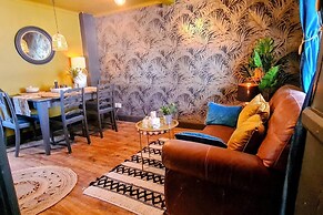 Charming Full of Character in the Heart Southwell