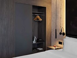 Radisson RED London Gatwick Airport