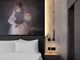 Radisson RED London Gatwick Airport