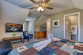 Rustic River Lodge by HoneyBearCabins