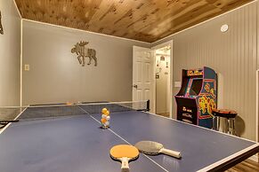 Rustic River Lodge by HoneyBearCabins