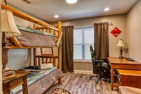 Rustic River Lodge by HoneyBearCabins