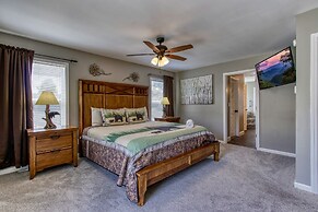 Rustic River Lodge by HoneyBearCabins