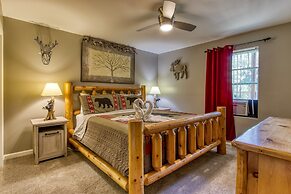 Rustic River Lodge by HoneyBearCabins