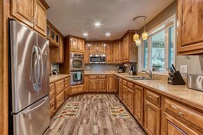 Rustic River Lodge by HoneyBearCabins