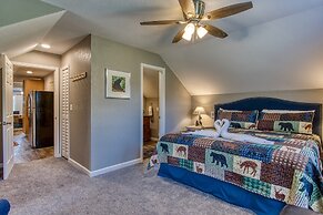 Rustic River Lodge by HoneyBearCabins