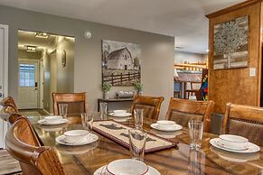 Rustic River Lodge by HoneyBearCabins