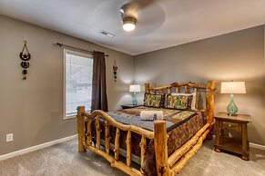 Rustic River Lodge by HoneyBearCabins