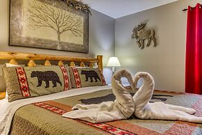 Rustic River Lodge by HoneyBearCabins