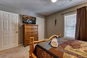 Rustic River Lodge by HoneyBearCabins