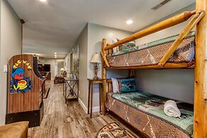 Rustic River Lodge by HoneyBearCabins