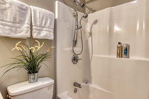 Rustic River Lodge by HoneyBearCabins