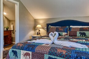 Rustic River Lodge by HoneyBearCabins