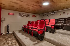 Rustic River Lodge by HoneyBearCabins