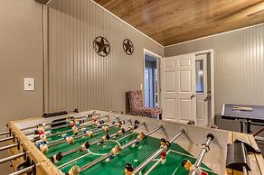 Rustic River Lodge by HoneyBearCabins