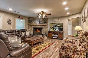 Rustic River Lodge by HoneyBearCabins