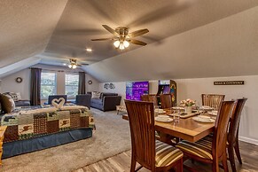 Rustic River Lodge by HoneyBearCabins