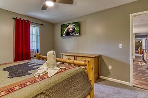 Rustic River Lodge by HoneyBearCabins