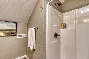 Rustic River Lodge by HoneyBearCabins