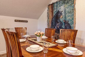 Rustic River Lodge by HoneyBearCabins