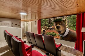 Rustic River Lodge by HoneyBearCabins