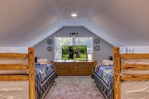 Rustic River Lodge by HoneyBearCabins