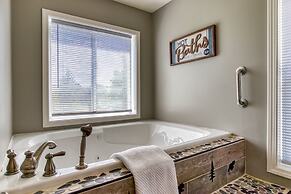 Rustic River Lodge by HoneyBearCabins