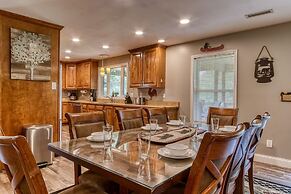 Rustic River Lodge by HoneyBearCabins