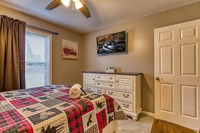 Rustic River Lodge by HoneyBearCabins