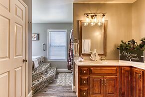 Rustic River Lodge by HoneyBearCabins