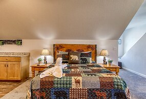 Rustic River Lodge by HoneyBearCabins