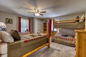 Rustic River Lodge by HoneyBearCabins